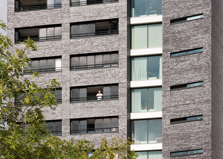 Glas-Faltwand SL 35 von Solarlux als Balkonverglasung an einem Hochhaus