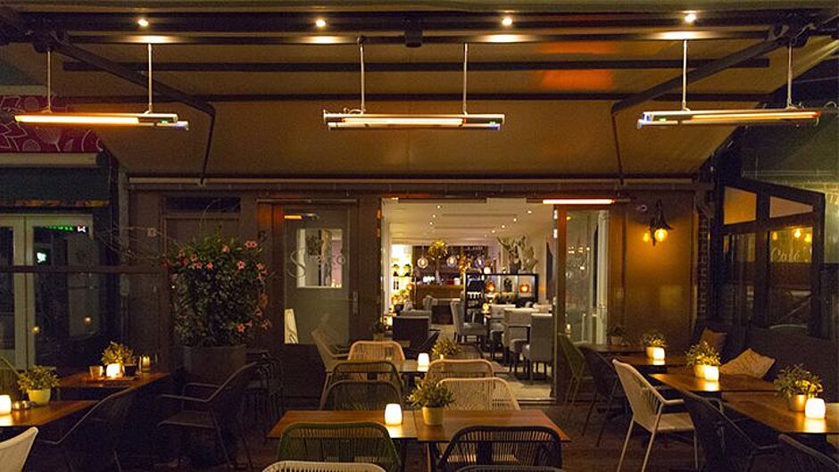 Infrarotheizstrahler LED Leuchten ExtremLine 3er-Kombination im Restaurant