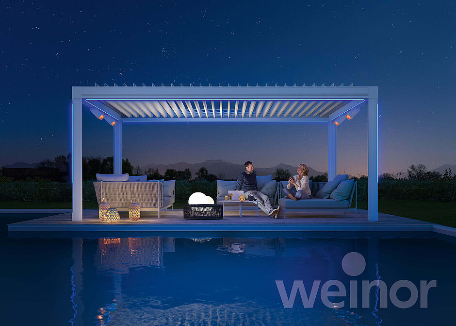 Anlage bei Nacht hinter einem Pool Zauberhafte Momente