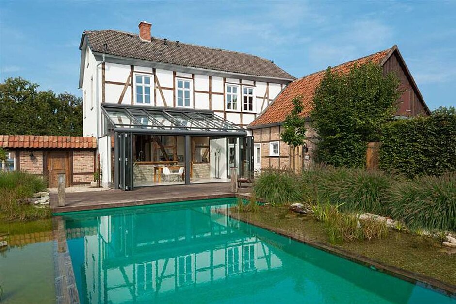 Wintergarten SDL Nobiles angeschlossen an ein Fachwerk-Haus
