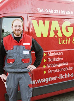 Manfred Krecklow vor PKW